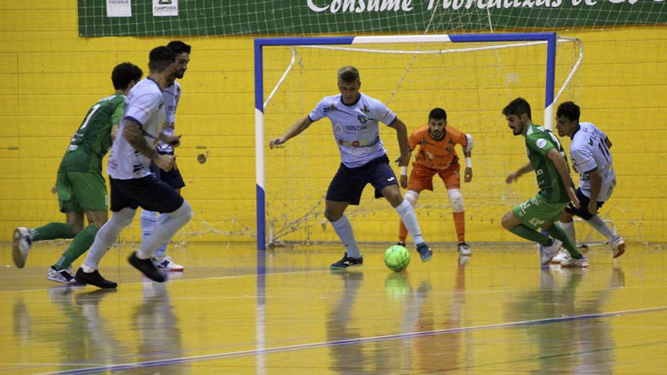 Cristian Rubio, jugador del CD El Ejido, controla el balón ante varios jugadores del BeSoccer CD UMA Antequera.