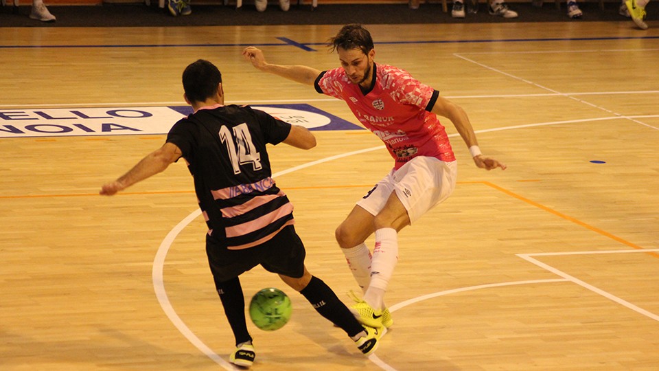 Antonio Diz, jugador del Noia Portus Apostoli, disputa el balón con David Pazos, del Burela FS.
