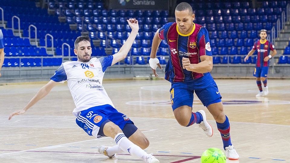 Ferrao, jugador del Barça, ante Adri Ortego, del Fútbol Emotion Zaragoza.