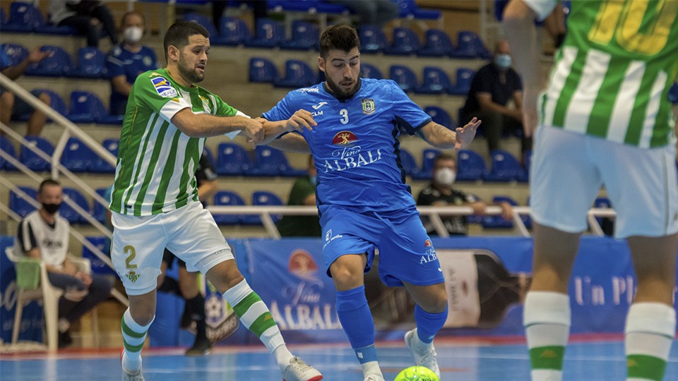 Catela, jugador del Viña Albali Valdepeñas, ante Burrito, del Real Betis Futsal.