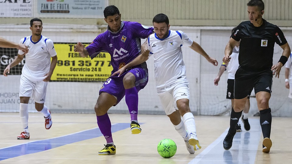 Vilela, jugador de Palma Futsal, disputa un balón con Miguel Caeiro.