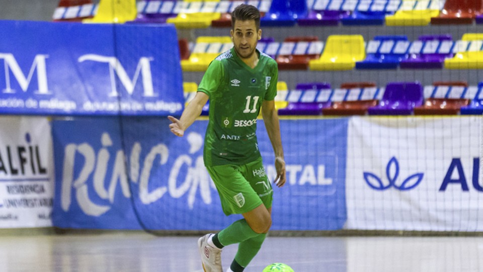 Álex Fuentes, jugador del BeSoccer CD UMA Antequera, durante un encuentro.