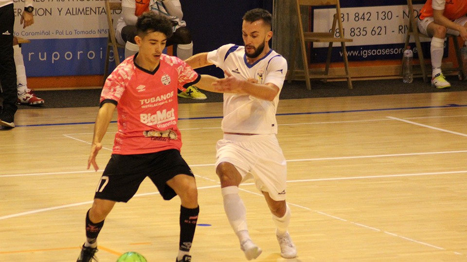 Pirata, jugador del Noia Portus Apostoli, disputa un balón con Diego Núñez, de O Parrulo Ferrol.