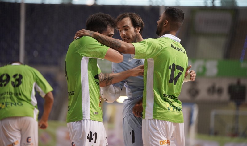 Mati Rosa, del Palma Futsal, celebra un gol junto a sus compañeros