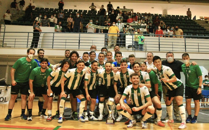 Los jugadores del Córdoba Patrimonio de la Humanidad posan con el Trofeo de la Copa Andalucía de Fútbol Sala