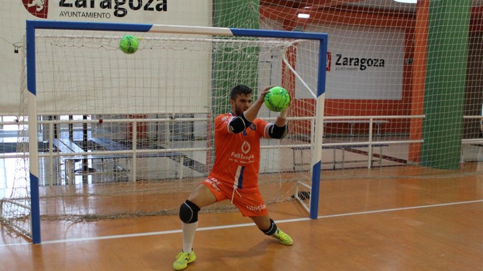 Guille Vela ataja el balón durante un entrenamiento.