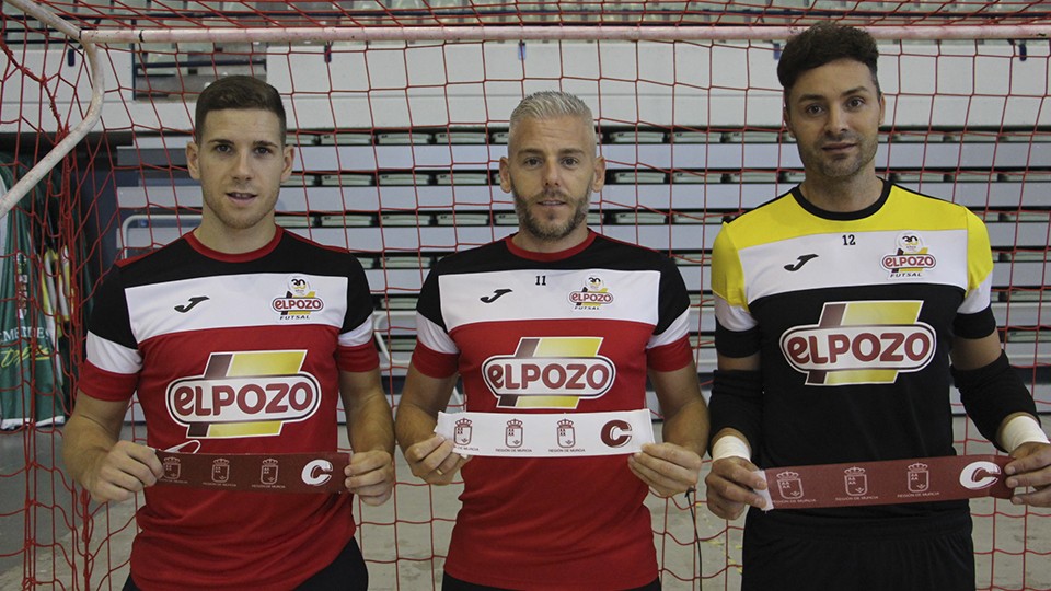 Miguelín, Fernando y Juanjo posan con el brazalete de capitán de ElPozo Murcia Costa Cálida.