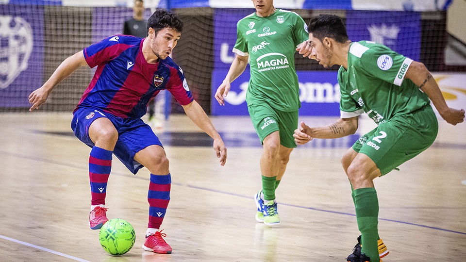 Roger, jugador del Levante UD, encara a Wanderson, del Osasuna Magna Xota.