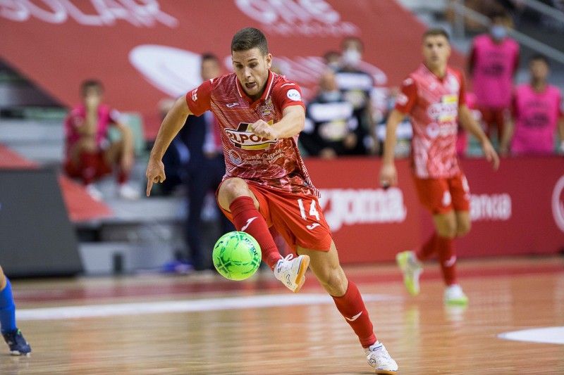 Fernando, de ElPozo Murcia Costa Cálida, controla el balón Joma