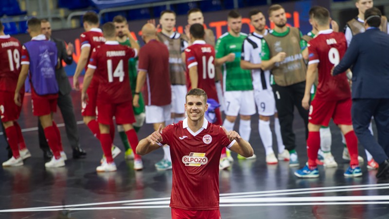 Alberto García celebra la clasificación de ElPozo Murcia para la Final de la UEFA Futsal Champions League