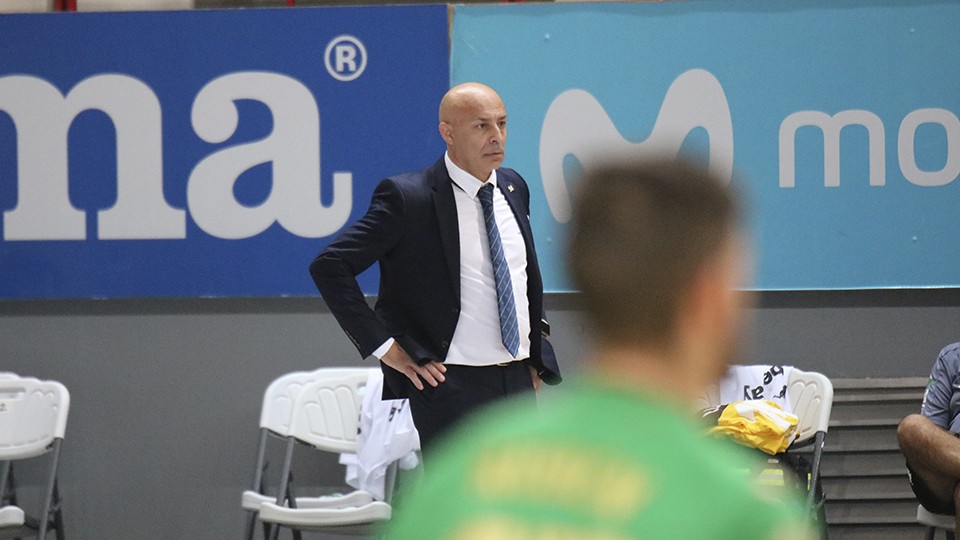 Juanito, entrenador del Real Betis Futsal, durante un encuentro.