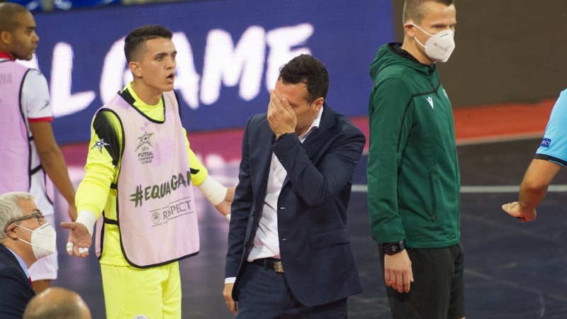 Diego Giustozzi, entrenador de ElPozo Murcia, lamenta la derrota en la Final de la Champions League. Foto: Ernesto Aradilla