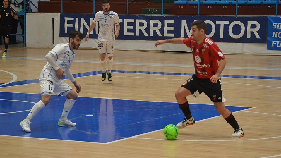 Javi Alonso, jugador del Fútbol Emotion Zaragoza, encara a Miguel, de O Parrulo Ferrol.