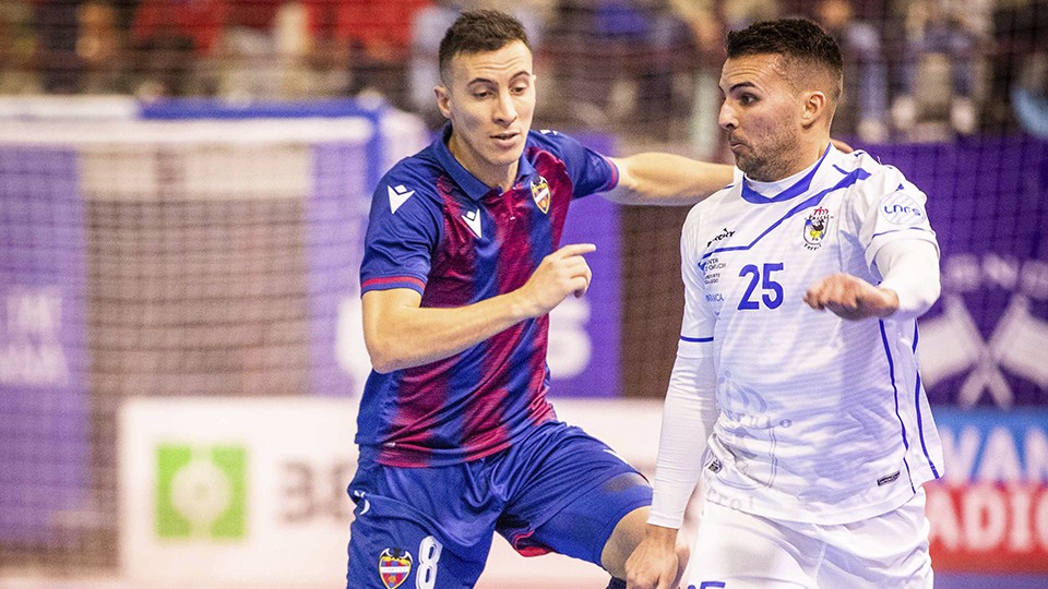 Kevin Chis, jugador de O Parrulo Ferrol, ante Maxi Rescia, del Levante UD FS.