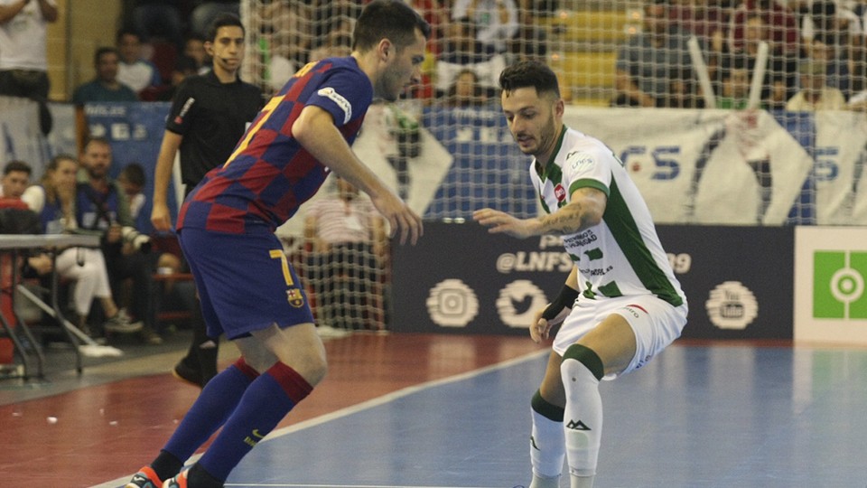 Dyego, jugador del Barça, encara a David Leal, del Córdoba Patrimonio de la Humanidad.
