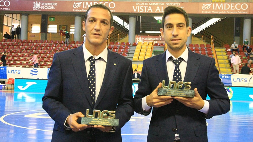 Fermín Sánchez Molina y Carlos Rodrigo Miguel posan con el galardón.