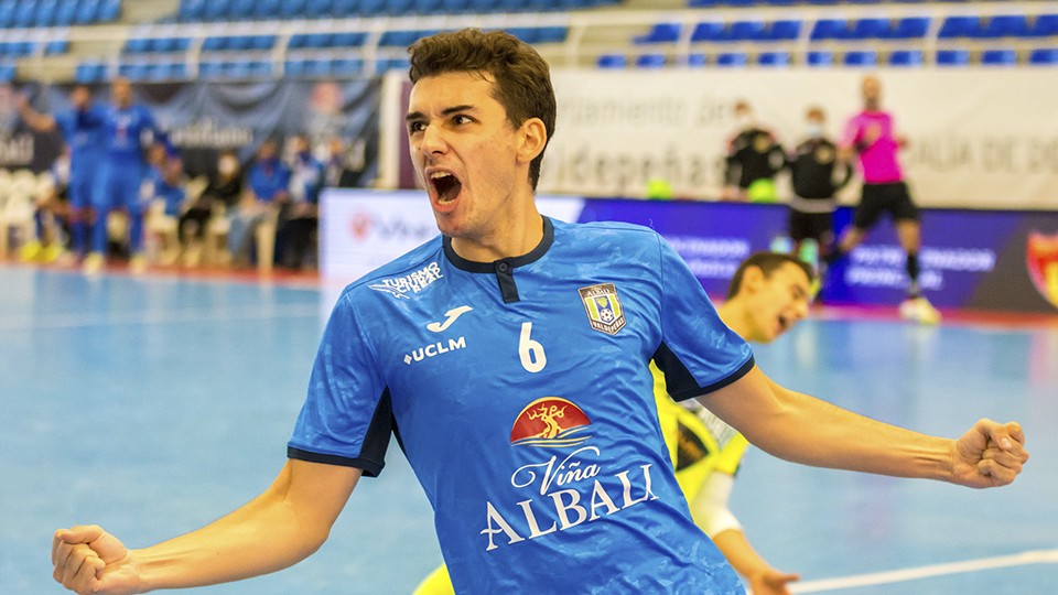 Juanan, jugador del Viña Albali Valdepeñas, celebra un tanto.