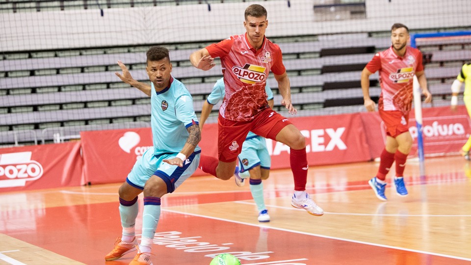 Araça, del Levante UD FS, y Alberto García, de ElPozo Murcia Costa Cálida, durante un encuentro.