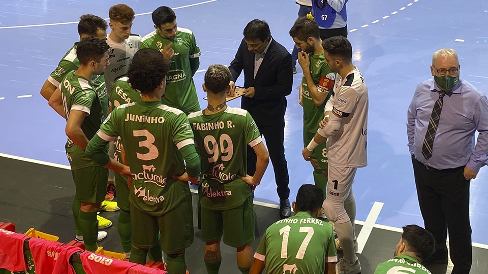 Imanol Arregui, entrenador del Osasuna Magna Xota, da instrucciones a sus jugadores.