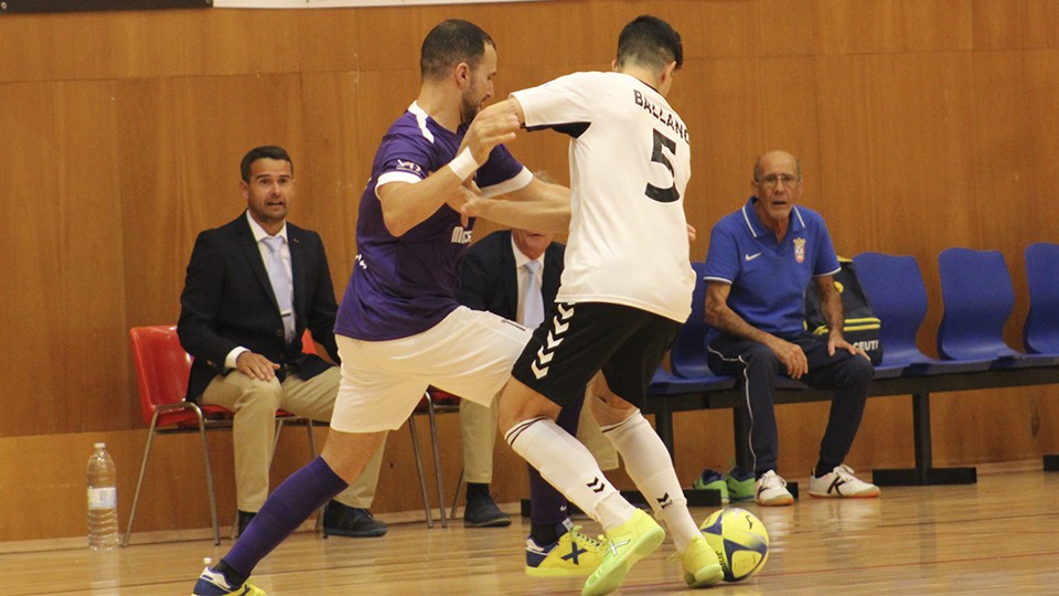 Sufi, jugador de la Unión África Ceutí, disputa el balón con Ballano, del Rivas Futsal.