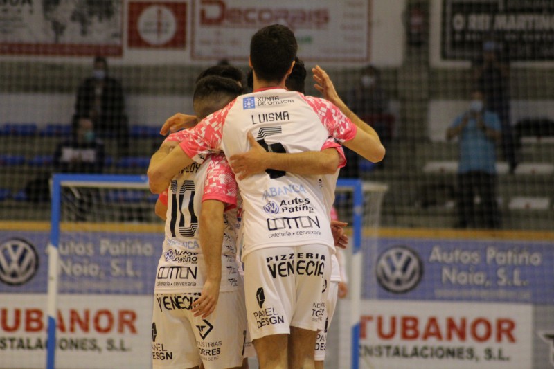 Los jugadores del Noia Portus Apostoli celebran un gol