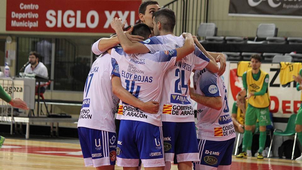 Los jugadores del Fútbol Emotion Zaragoza celebran un tanto.