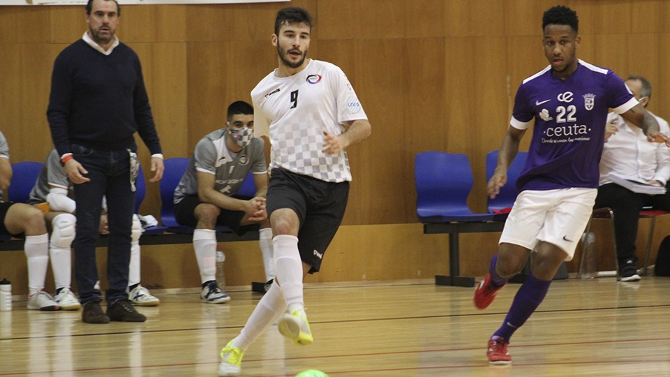 Miguel Rubio, jugador de Rivas Futsal, ante Everton, de la Unión África Ceutí.