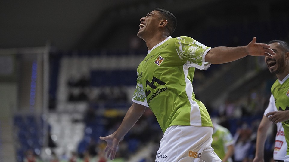 Vilela, jugador del Palma Futsal, celebra un tanto.