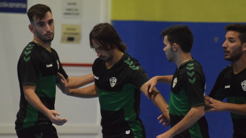 Los jugadores del Elche CF celebran un tanto.