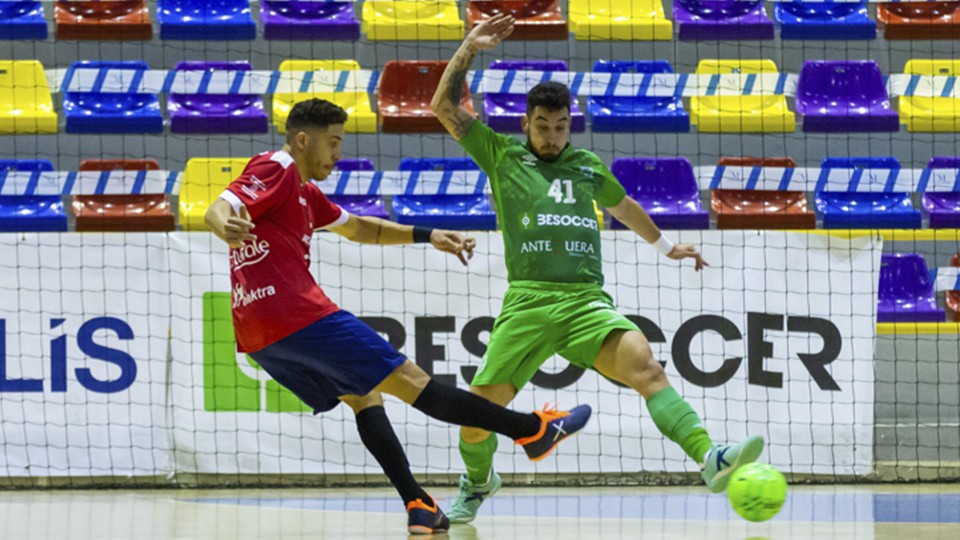 Wanderson, jugador del Osasuna Magna Xota, dispara ante Joaki, del BeSoccer CD UMA Antequera.