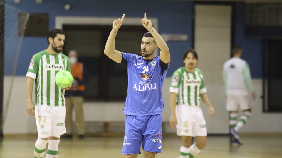 Chino, jugador del Viña Albali Valdepeñas, celebra un tanto.
