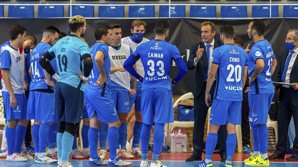 David Ramos, entrenador del Viña Albali Valdepeñas, da instrucciones durante un tiempo muerto.