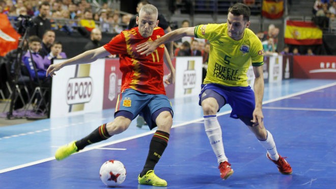 Miguelín, de ElPozo Murcia, se enfrenta a Dyego, del Barça, en un España-Brasil