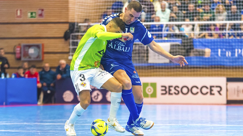 José Ruiz, jugador del Viña Albali Valdepeñas, pugna por el balón con Hamza, del Palma Futsal. (Foto: ACP-FSV)