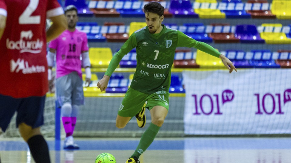 Alvarito, jugador del BeSoccer CD UMA Antequera.