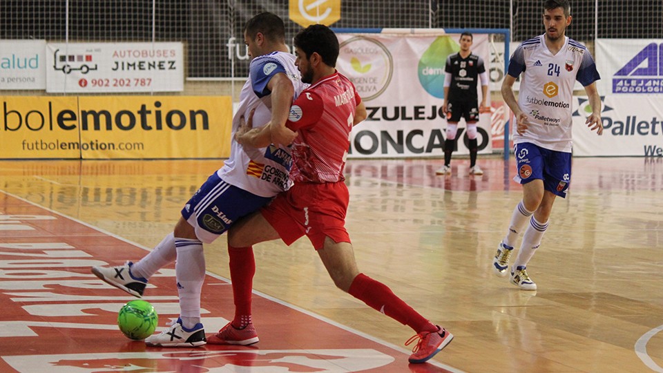 Juanqui, jugador del Fúbol Emotion Zaragoza, protege el balón ante Marc Tolrá, de ElPozo Murcia Costa Cálida.