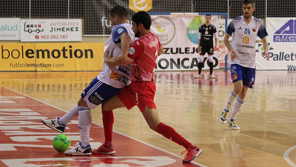 Juanqui, jugador del Fúbol Emotion Zaragoza, protege el balón ante Marc Tolrá, de ElPozo Murcia Costa Cálida.