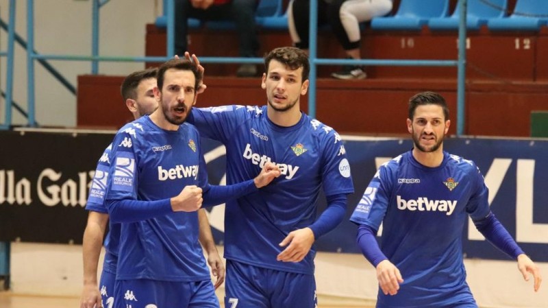 Los jugadores del Real Betis Futsal celebran un gol