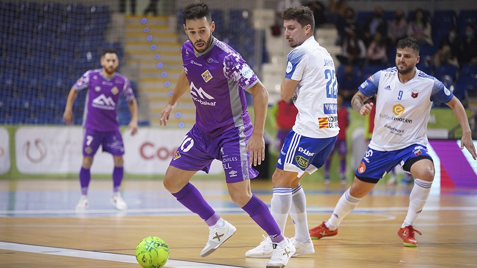 Marlon, de Palma Futsal, conduce el balón ante Jamur, de Fútbol Emotion Zaragoza