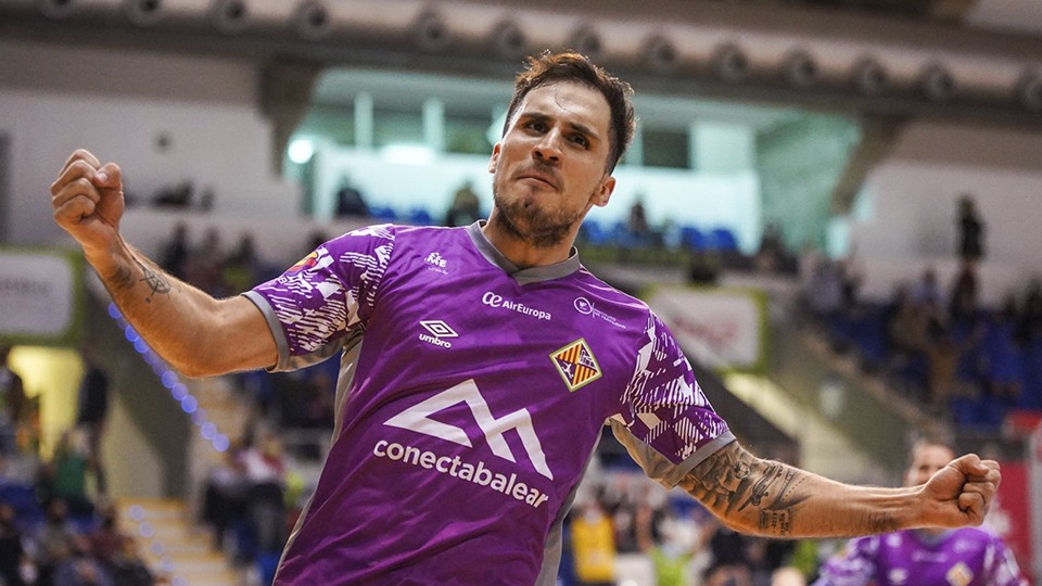 Mati Rosa, jugador del Palma Futsal, celebra un tanto.