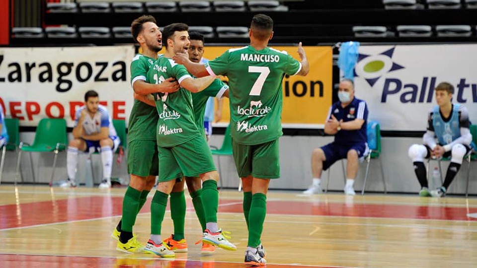 Los jugadores de Osasuna Magna Xota celebran un gol durante un partido