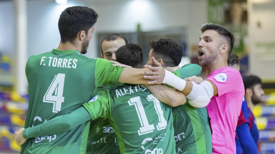 Los jugadores del BeSoccer CD UMA Antequera celebran un tanto.