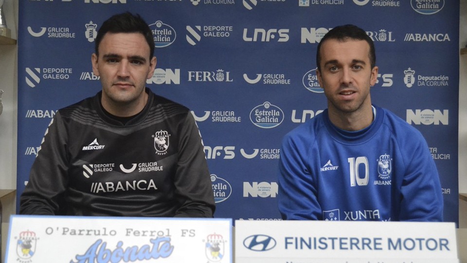 Héctor Souto y Adri, durante una rueda de prensa.