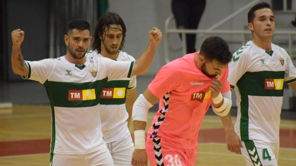 Los jugadores del Elche CF celebran un tanto.