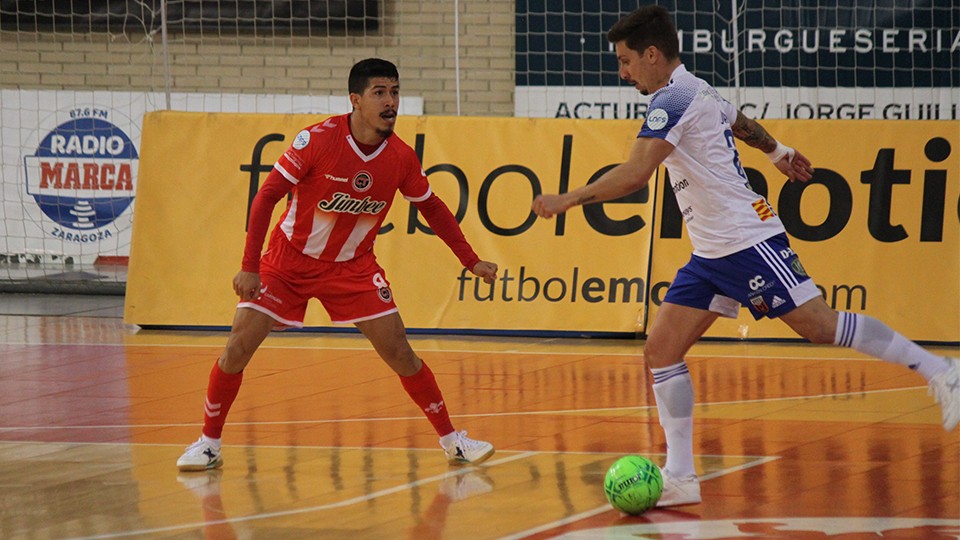 Jamur, de Fútbol Emotion Zaragoza, conduce el balón. (Fotografía: Aitana Sánchez Herber)