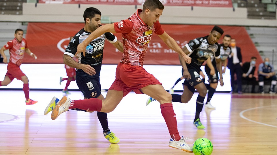 Fernando, de ElPozo Murcia Costa Cálida, conduce el balón ante dos jugadores de Burela FS