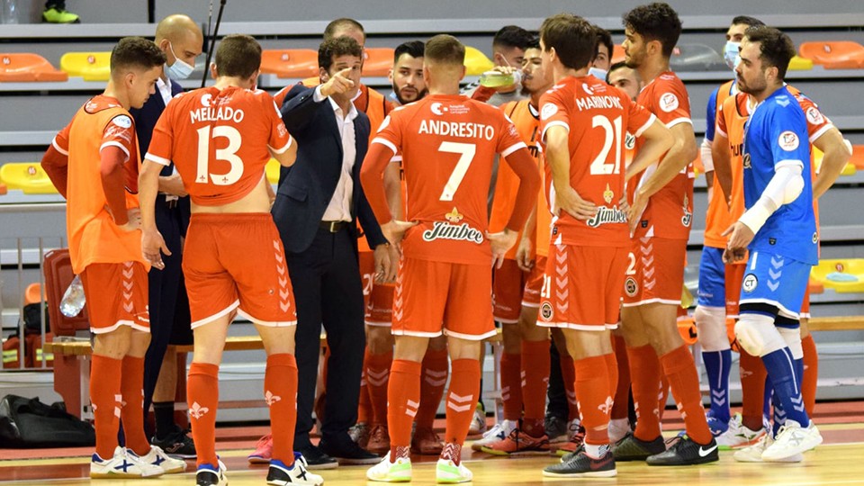 Duda, entrenador del Jimbee Cartagena, da instrucciones durante un tiempo muerto.