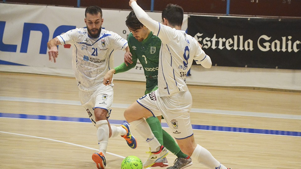 Alvarito, del BeSoccer UMA Antequera, conduce el balón ante Isma y Diego Nuñez, de O Parrulo Ferrol