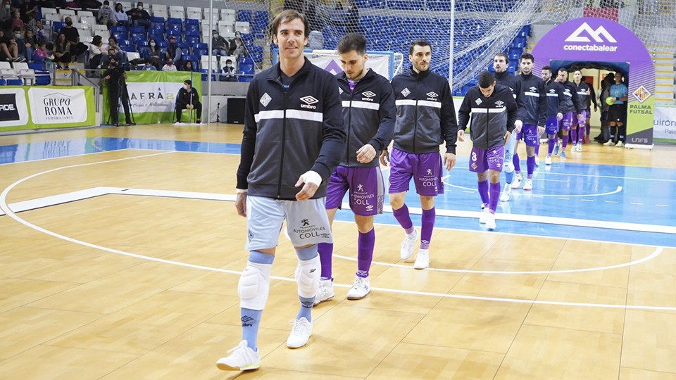 Los jugadores de Palma Futsal saltan a la pista.