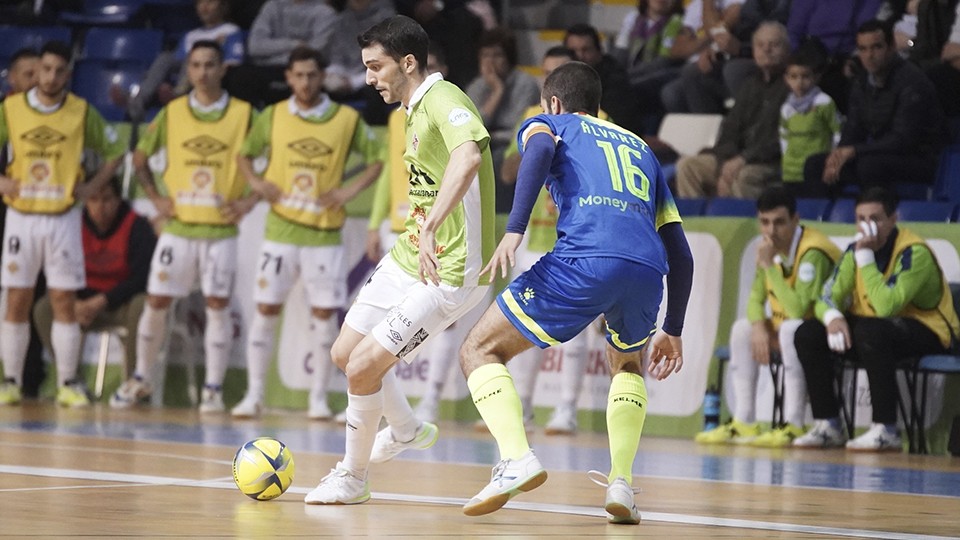 Lolo, jugador del Palma Futsal, ante David Álvarez, de Industrias Santa Coloma.